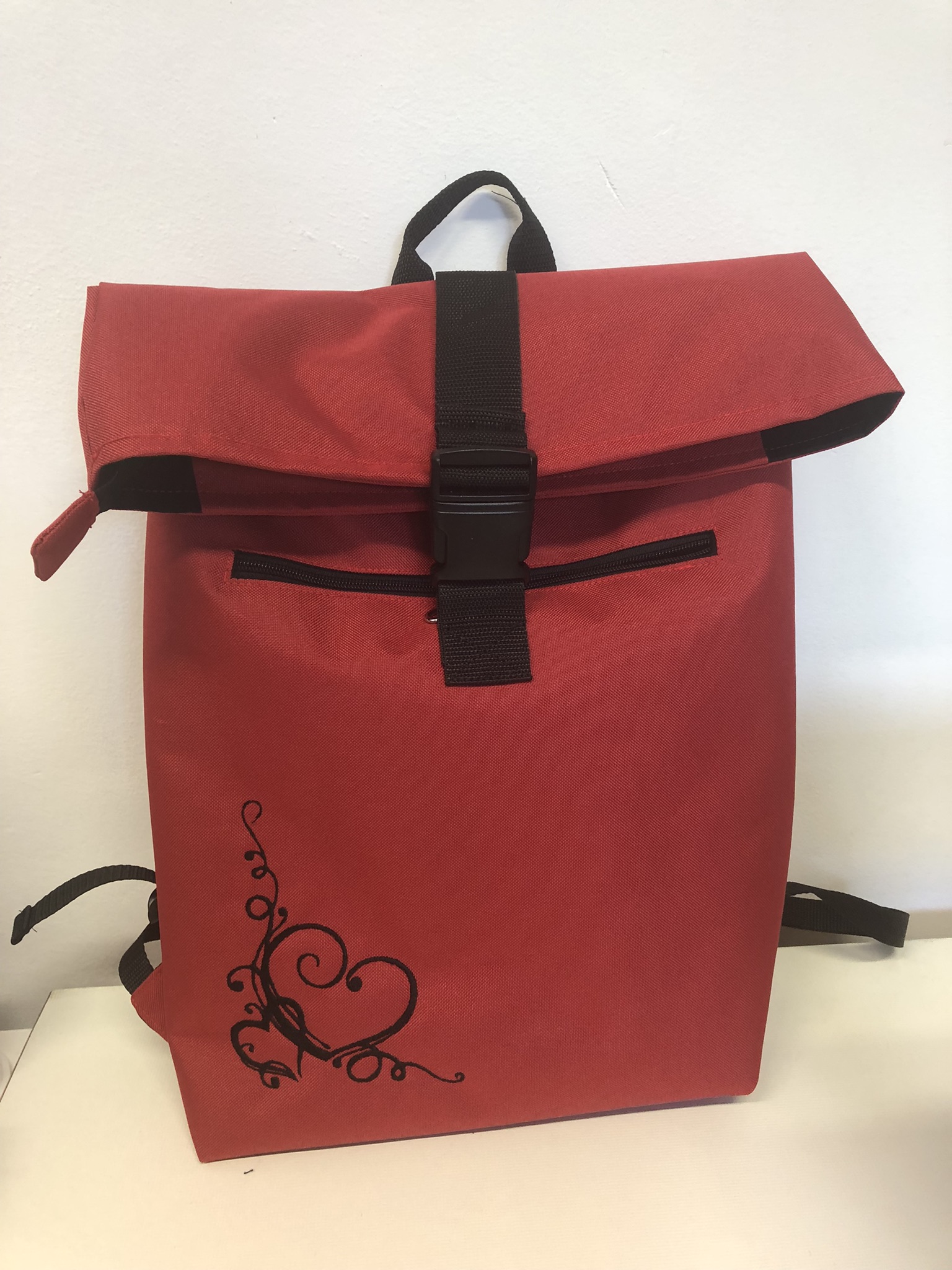 Batoh městský červený s výšivkou